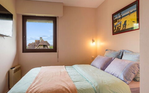 Les Manoirs: Lit, Chambre, Design Intérieur, Mur, Drap De Lit, Literie, Bois, Sol, Pièce, Linge