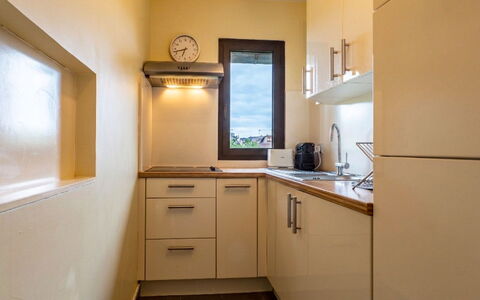 Les Manoirs: Appareil De Cuisine, Comptoir, Design Intérieur, Bois, Sol, Cabinetry, Cuisine, Principaux Appliance, Sol, Pièce