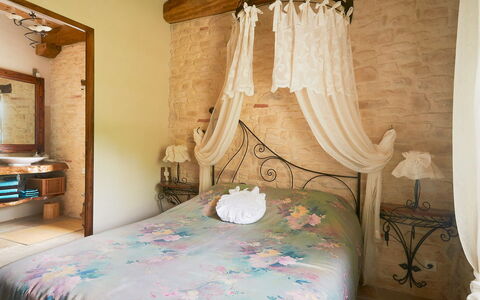 Moulin de Rabine: Chambre, Lit, Meubles, Pièce, Lit À Baldaquin, Propriété, Cadre De Lit, Design Intérieur, Literie, Drap De Lit