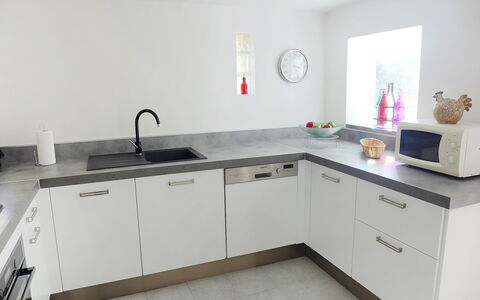 Le Mas Line: Robinet, Evier, Cabinetry, Évier, Propriété, Comptoir, Meubles, Luminaire Plomberie, Cuisine, Design Intérieur