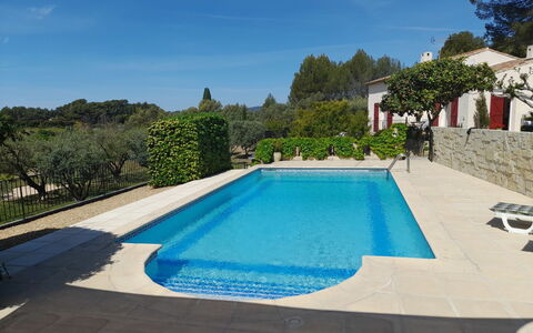 Le Mas Line: L'Eau, Plante, Piscine, Ciel, Bâtiment, Bleu Azur, Arbre, Rectangle, Ombre, Maison