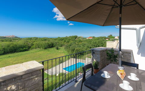 Buje 200: Propriété, Maison, Immobilier, Bâtiment, Domicile, Pièce, Herbe, Ombre, Zone Résidentielle, Chalet