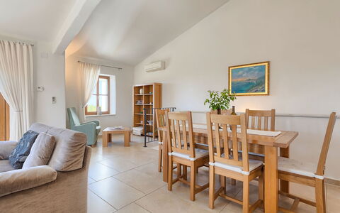 Buje 200: Pièce, Propriété, Meubles, Design Intérieur, Bâtiment, Table, Maison, Immobilier, Sol, Plafond
