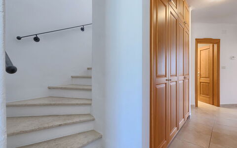 Buje 200: Escaliers, Propriété, Pièce, Porte, Mur, Balustrade, Sol, Design Intérieur, Architecture, Bâtiment