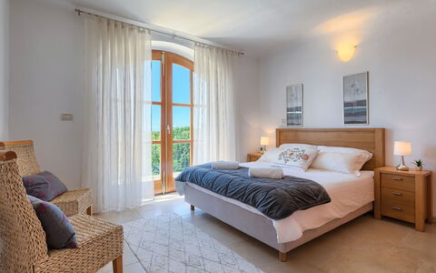 Buje 200: Chambre, Meubles, Lit, Pièce, Propriété, Design Intérieur, Drap De Lit, Cadre De Lit, Matelas, Sol