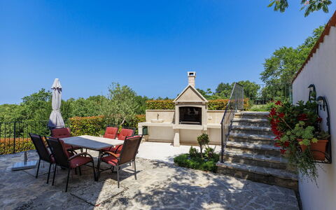 Buje 200: Meubles, Jardin, Mobilier De Jardin, Chaise, Dalle, Ombre, Aménagement Paysager, Pot De Fleur, Patio, Cour