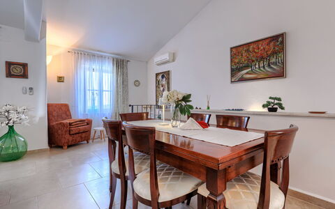 Buje 200: Meubles, Design Intérieur, Sol, Table, Sol, Bois, Plafond, Pièce, Salle À Manger, Éclairage