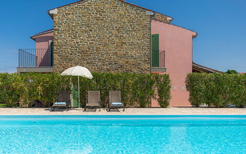 Buje 300: L'Eau, Plante, Propriété, Ciel, Bâtiment, Bleu, Bleu Azur, Piscine, Ombre, Arbre