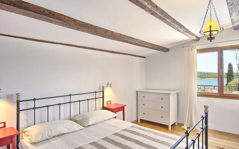 Verudela: Chambre, Lit, Propriété, Meubles, Pièce, Plafond, Cadre De Lit, Design Intérieur, Bâtiment, Jaune