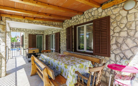 Ve-Ma: Porte, Ombre, Chaise, Recours, Mobilier De Jardin, Porche, Eco Hôtel, Mur De Pierre, Arrière-Cour, Cour