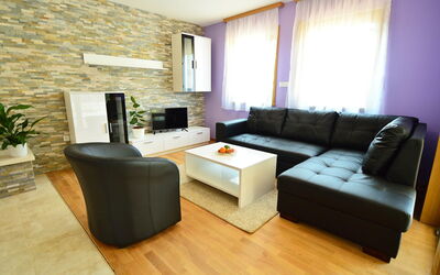Barbara 102.1: Pièce, Meubles, Salon, Design Intérieur, Propriété, Sol, Revêtement De Sol Stratifié, Bâtiment, Mur, Parquet