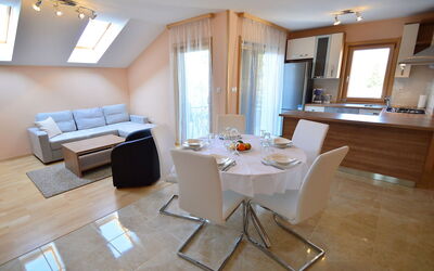Barbara 102.3: Pièce, Propriété, Meubles, Sol, Design Intérieur, Bâtiment, Table, Salon, Plafond, Dur
