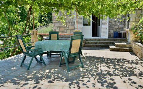 Ratimir: Plante, Propriété, Meubles, Bâtiment, Table, Fenêtre, Surface De La Route, Ombre, Mobilier De Jardin, Chaise
