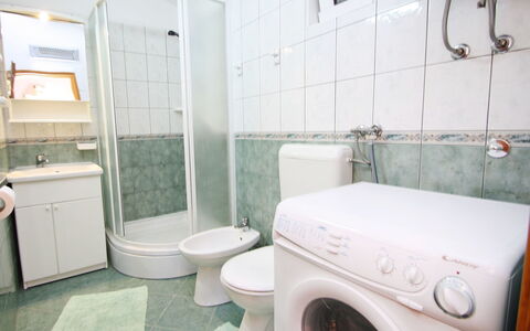 Ratimir: Luminaire Plomberie, Propriété, Blanc, Vert, Toilette, Bâtiment, Salle De Bains, Siège De Toilette, Violet, Buanderie