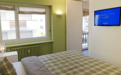 Chesa la Soliva: Propriété, Meubles, Bâtiment, Fenêtre, Confort, Bleu, Textile, Bois, Design Intérieur