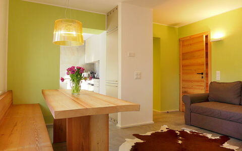 Chesa la Soliva: Fleur, Meubles, Table, Bois, Bâtiment, Plante, Orange, Ombre, Design Intérieur, Sol