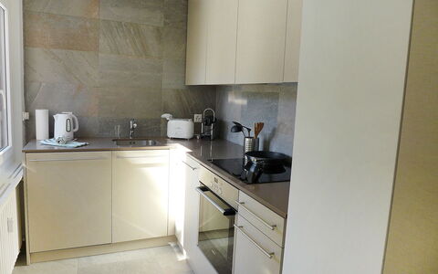 Chesa la Soliva: Cabinetry, Evier, Bâtiment, Cuisinière, Comptoir, Appareil De Cuisine, Cooktop, Cuisine, Le Fourneau, Design Intérieur