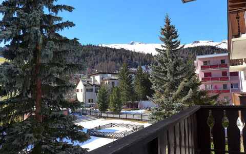 Chesa la Soliva: Ciel, Bâtiment, Neige, Montagne, Arbre, Mélèze, Fenêtre, Plante, Pente, Zone Résidentielle