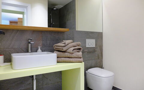 Chesa la Soliva: Miroir, Robinet, Luminaire Plomberie, Évier, Lavabo, Propriété, Salle De Bains, Bâtiment, Design Intérieur, Rectangle