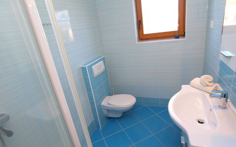 Pakoštane Drage 101: Lavabo, Luminaire Plomberie, Siège De Toilette, Salle De Bains, Violet, Bleu Azur, Évier, Toilette, Robinet, Design Intérieur