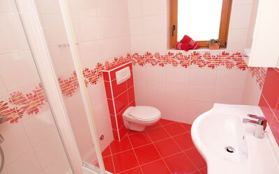Jasminka 101.1: Luminaire Plomberie, Lavabo, Évier, Salle De Bains, Robinet, Violet, Siège De Toilette, Toilette, Design Intérieur