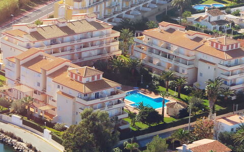 La Marina: Bâtiment, Jour, Propriété, Fenêtre, Lumière, L'Eau, Infrastructure, Arbre, Bloc Tour, Condominium