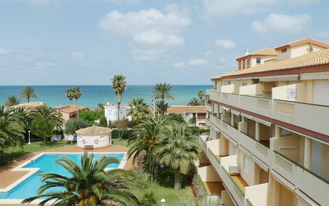 La Marina: L'Eau, Ciel, Nuage, Bâtiment, Propriété, Plante, Station Balnéaire, Fenêtre, Arbre, Architecture