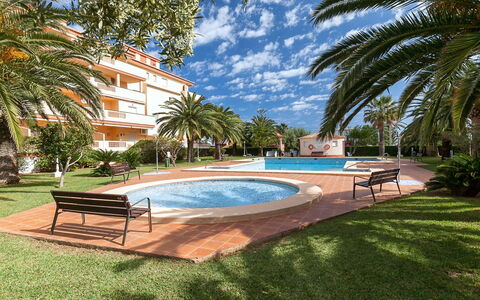La Marina: L'Eau, Plante, Ciel, Bâtiment, Nuage, Piscine, Bleu Azur, Arbre, Mobilier De Jardin, Ombre