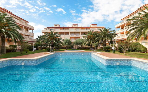 La Marina: L'Eau, Nuage, Plante, Ciel, Bâtiment, Propriété, Bleu, Arbre, Piscine, Bleu Azur
