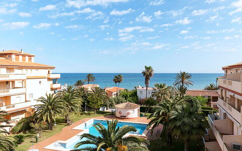 La Marina: Ciel, Bâtiment, L'Eau, Nuage, Fenêtre, Bleu Azur, Arbre, Plante, Arecales, Station Balnéaire