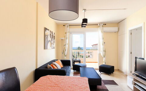 La Marina: Meubles, Bâtiment, Propriété, Table, Confort, Bois, Éclairage, Lampe, Design Intérieur, Chaise
