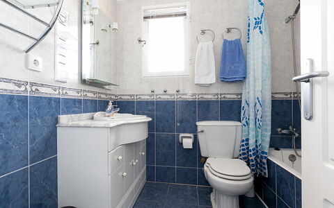 La Marina: Propriété, Photographier, Luminaire Plomberie, Siège De Toilette, Blanc, Toilette, Violet, Bleu, Salle De Bains, Design Intérieur