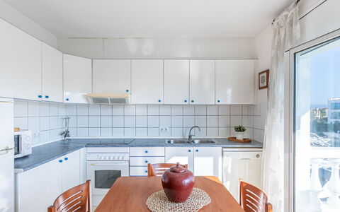 Empuriabrava 515: Meubles, Cabinetry, Propriété, Comptoir, Table, Robinet, Design Intérieur, Bois, Vaisselle, Éclairage