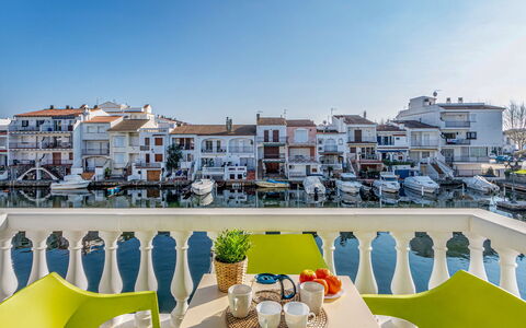 Empuriabrava 515: Ciel, Table, Bâtiment, Propriété, Meubles, Bleu Azur, Chaise, Mobilier De Jardin, Design Urbain, Maison