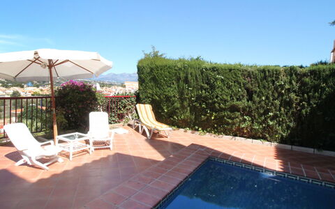 Mar Y Montaña: L'Eau, Ciel, Plante, Mobilier De Jardin, Chaise, Piscine, Zone Résidentielle, Ombre, Loisir, Paysage
