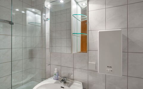 Top 18: Miroir, Robinet, Luminaire Plomberie, Évier, Lavabo, Salle De Bains, Design Intérieur, Bâtiment, Plomberie