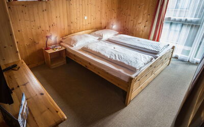 Superior#817 Bis 5 P und Gallerie 160.34: Lit, Chambre, Drap De Lit, Bois, Literie, Sol, Sol, Design Intérieur, Cadre De Lit, Meubles