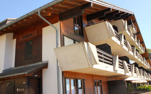 Eridan: Ciel, Bâtiment, Plante, Propriété, Fenêtre, Bois, Quartier, Siding, Mur