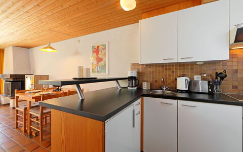 Les Beluardes Bl. 151 2: Cabinetry, Meubles, Comptoir, Appareil De Cuisine, Bois, Cuisine, Cuisinière, Table, Bâtiment, Orange