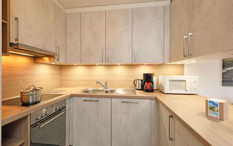 Anémone 2 16: Evier, Cabinetry, Robinet, Propriété, Comptoir, Évier, Cuisinière, Bâtiment, Cuisine, Bois