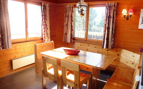 Ardévaz i: Pièce, Meubles, Propriété, Bâtiment, Cabane En Rondins, Table, Maison, Sol, Design Intérieur, Dur