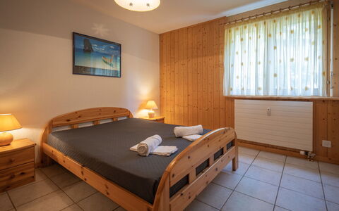 Ovronnaz 800: Meubles, Propriété, Bâtiment, Confort, Lit, Éclairage, Bois, Design Intérieur, Cadre De Lit