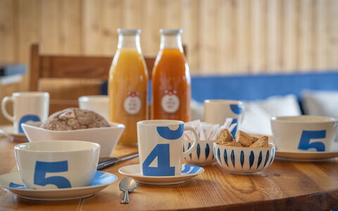 Ovronnaz 800: Aliments, Table, Vaisselle, Drinkware, Bouteille, Vaisselle, Orange, Ingrédient, Coupe