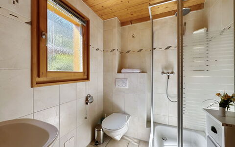 Miranda: Luminaire Plomberie, Évier, Propriété, Robinet, Salle De Bains, Violet, Miroir, Design Intérieur, Toilette, Lavabo