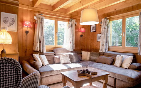 Miranda: Meubles, Canapé, Fenêtre, Design Intérieur, Architecture, Cadre, Salon, Bois, Immobilier, Table