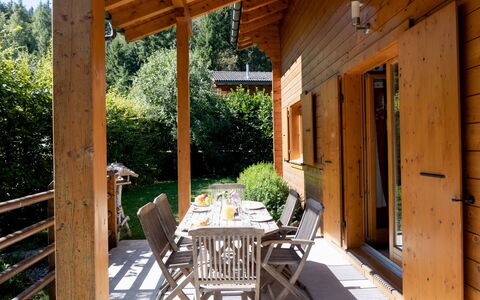 Miranda: Plante, Propriété, Meubles, Table, Bois, Ombre, Chaise, Design Intérieur, Porte, Arbre