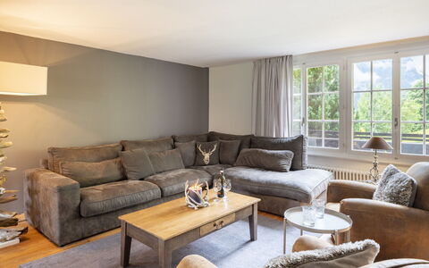 Chalet am Schärm: Marron, Canapé, Propriété, Meubles, Table, Éclairage, Confort, Design Intérieur, Bois, Canapé-Lit