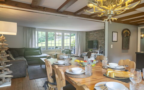 Chalet am Schärm: Table, Vaisselle, Meubles, Propriété, Canapé, Vaisselle, Design Intérieur, Bois, Chaise, Fenêtre