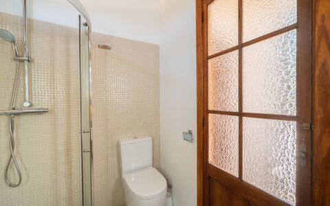 Cas Ciutada: Salle De Bains, Luminaire Plomberie, Mur, Sol, Bois, Sol, Design Intérieur, Porte, Toilette, Plomberie