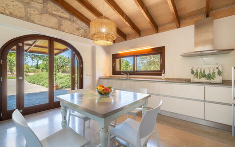Cas Ciutada: Meubles, Design Intérieur, Sol, Bois, Plafond, Cuisine, Table, Sol, Domicile, Table Cuisine Et Salle A Manger